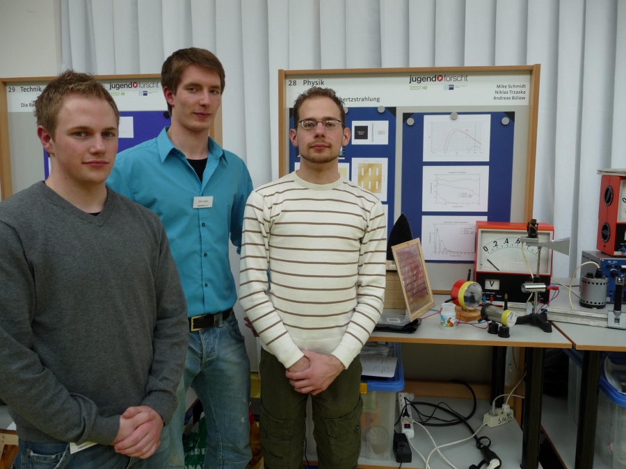 Mike Schmidt, Niklas Trzaska und Andreas Bülow präsentieren ihre Arbeit auf dem Regionalwettbewerb "Jugend forscht"