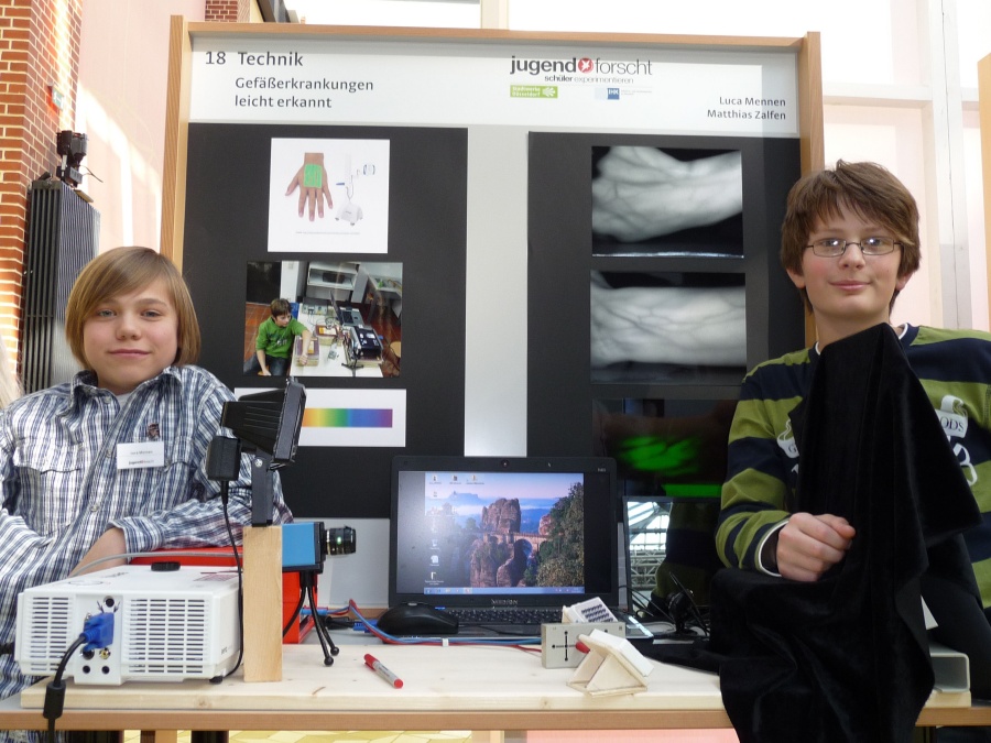 Luca Mennen und Matthias Zalfen stellen ihre Arbeit über die Erkennung von Gefäßerkrankungen auf dem Regionalwettbewerb "Schüler experimentieren" in Düsseldorf vor