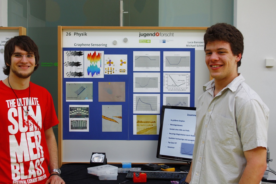 Michael Schmitz und Luca Banszerus stellen ihre Arbeit über Graphensensoren auf dem Regionalwettbewerb "Jugend forscht" vor