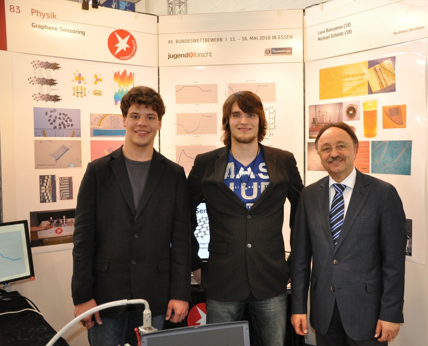 Luca und Michael mit ihrem Betreuer Walter Stein auf dem Bundeswettbewerb "Jugend forscht"