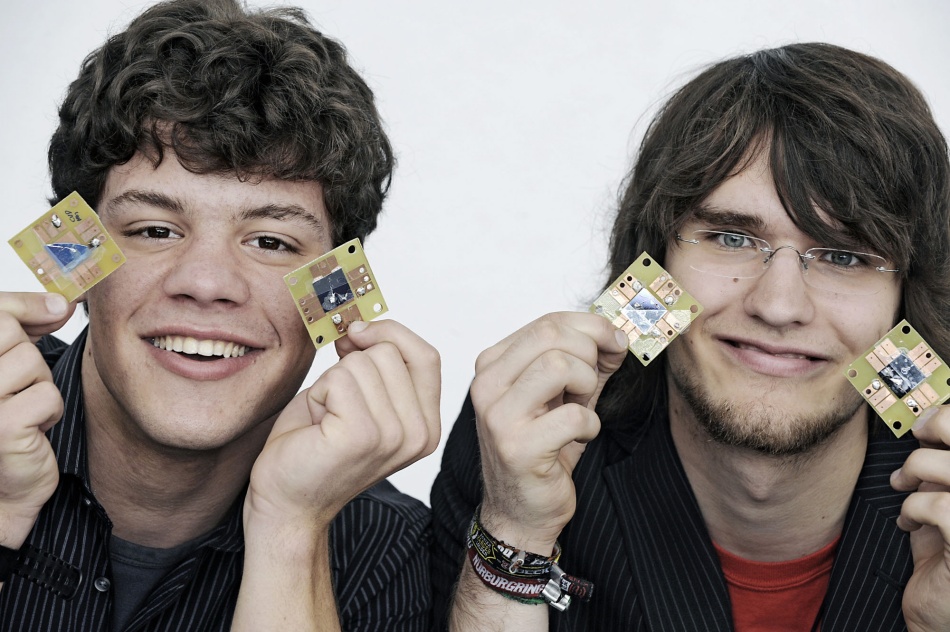 Luca und Michael mit ihren Graphensensoren auf dem Bundeswettbewerb "Jugend forscht" (Quelle: Stiftung Jugend forscht e.V.)