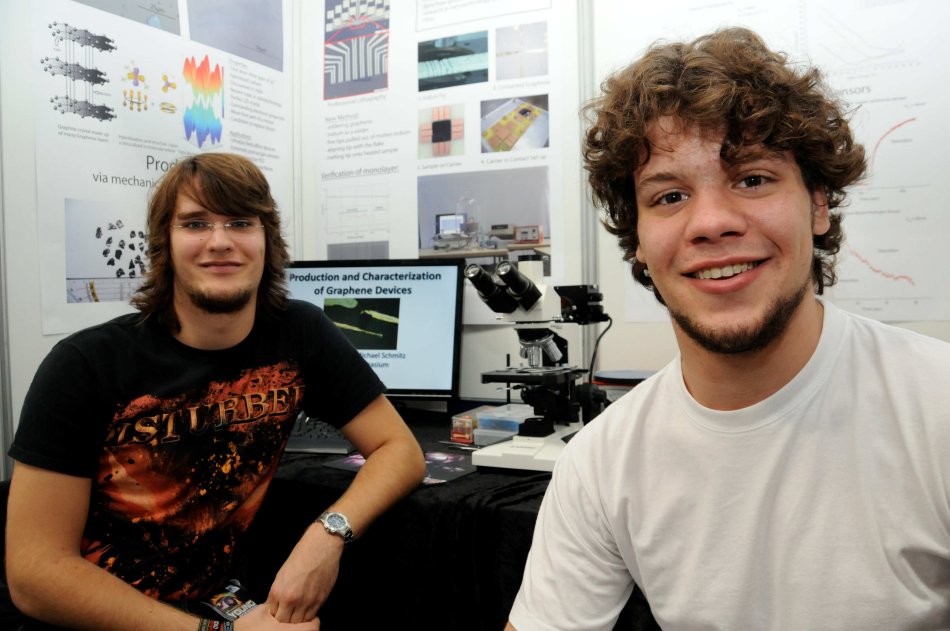 Michael Schmitz und Luca Banszerus in Lissabon vor ihrem Stand auf dem Europawettbewerb "European Union Contest for Young Scientists" (Quelle: EUCYS)