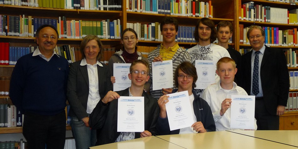 Unsere Preisträger des Michaels Preises der Hans-Hermann-Franzke-Stiftung mit Schulleiter Paul Georg Neft (rechts) und Betreuern Walter Stein und Veronika Stein (links)