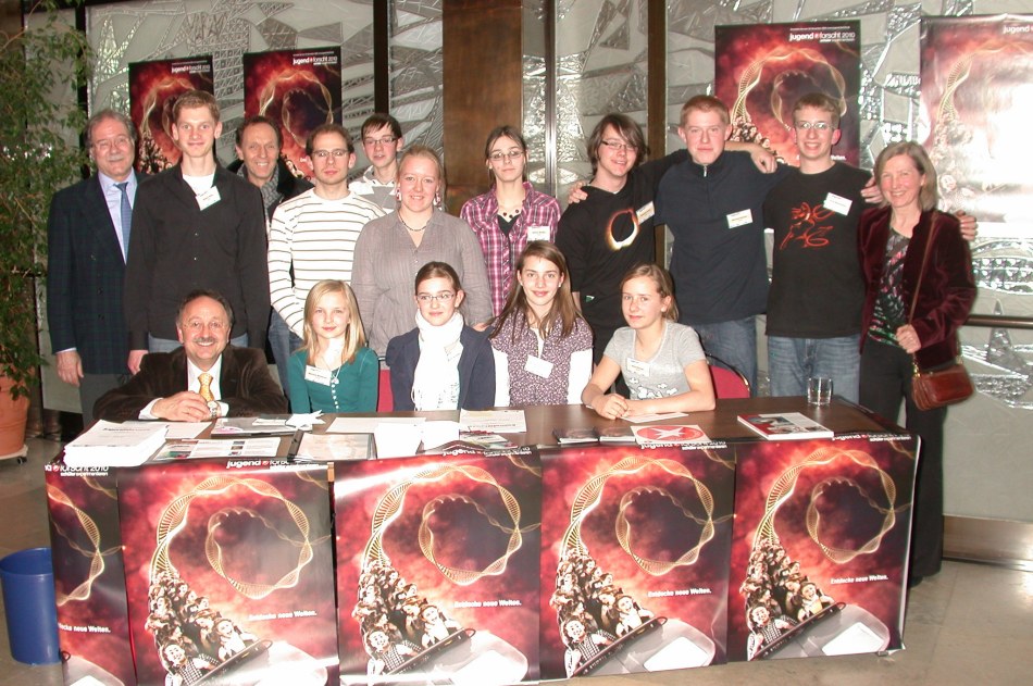 Gruppenbild unserer Miniforscher mit Schulleiter und Betreuern auf dem Regionalwettbewerb in Köln
