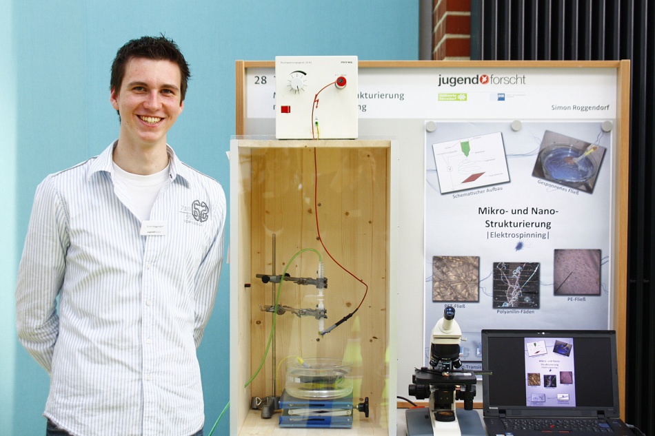 Simon Roggendorf präsentiert seine Arbeit zum Elektrospinning auf dem Regionalwettbewerb "Jugend forscht" in Düsseldorf