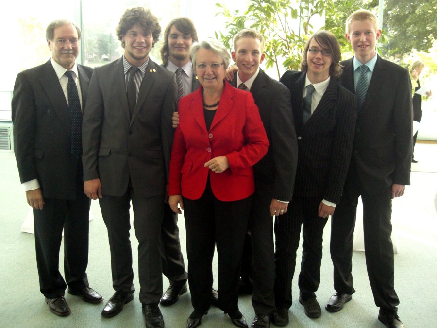 Bundesministerin für Bildung und Forschung Prof. Dr. Annette Schavan zusammen mit den Bundespreisträgern des St. Michael-Gymnasiums