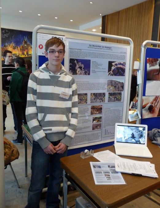 Eric Paßlick präsentiert seine Arbeit auf dem Regionalwettbewerb "Schüler experimentieren"
