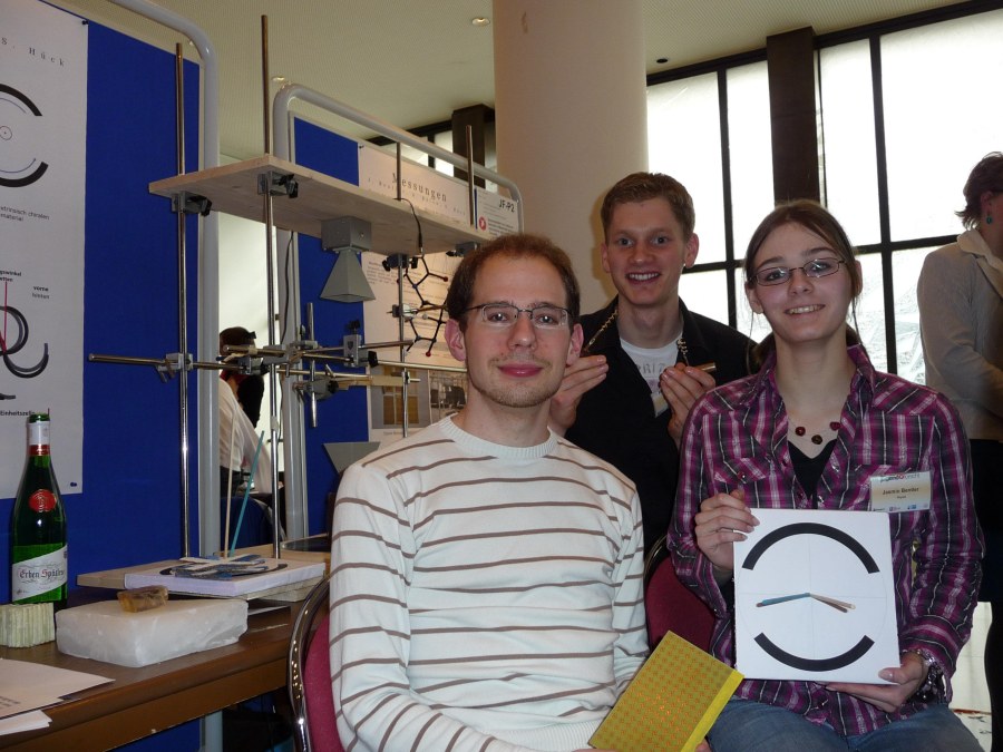 Andreas Bülow, Stefan Hück and Jasmin Bentler report on their metamaterials project at the regional contest "Jugend forscht"