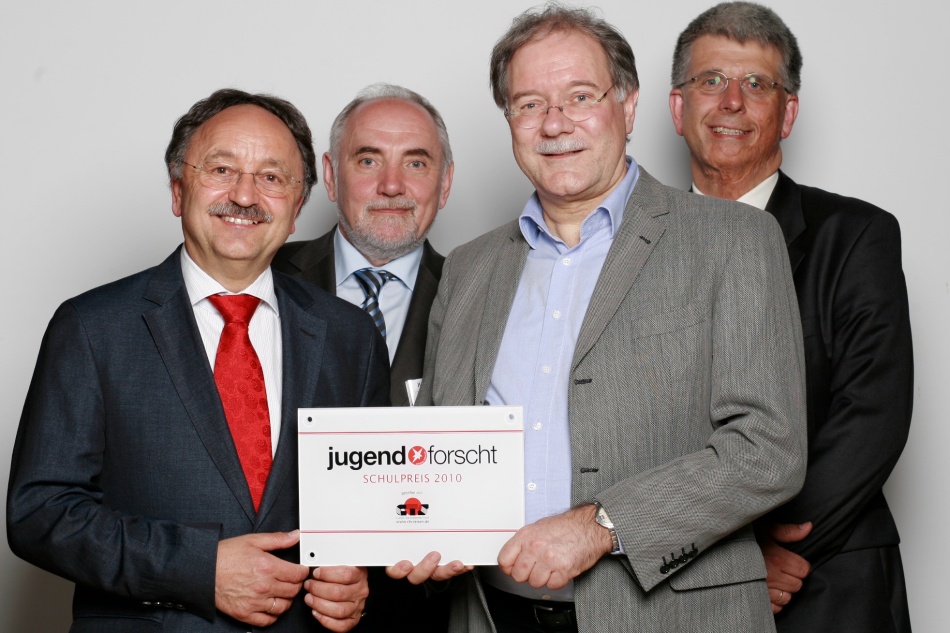 Walter Stein (Betreuungslehrer), Ingo Dobbert (Geschäftsführer CTS), Paul Georg Neft (Schulleiter) und Dr. Nico P. Kock (Vorstand Jugend forscht) bei Verleihung des CTS-Schulpreises 2010 für die beste Jugend-forscht-Schule des Regionalwettbewerbes Köln (Quelle: CTS Gruppen- und Studienreisen GmbH)