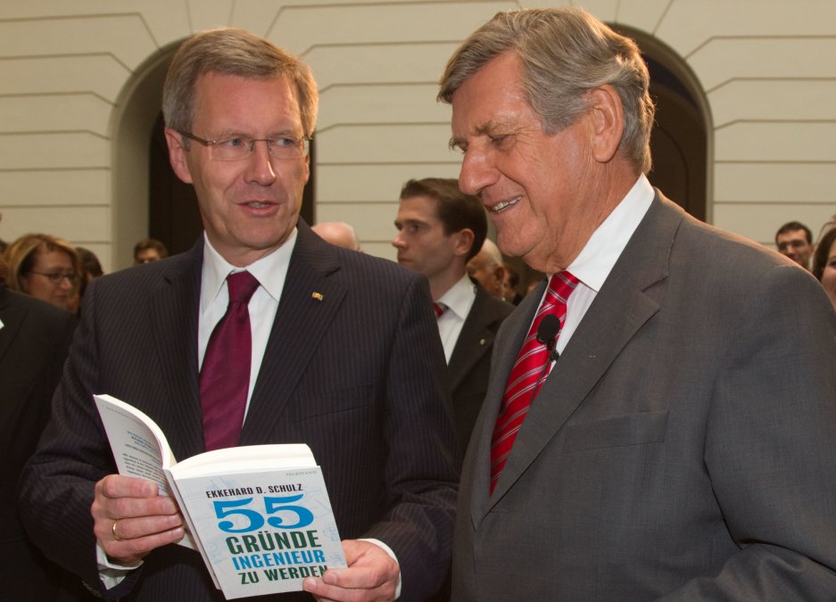 Bundespräsident Christian Wulff und Vorstandsvorsitzender ThyssenKrupp Dr. Ekkehard Schulz diskutieren über das Buch "55 Gründe Ingenieur zu werden"