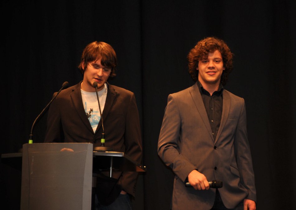Michael Schmitz und Luca Banszerus berichten dem Publikum von ihrem Bundessieg und all den schönen Veranstaltungen, die man nach einem solch großen Erfolg genießen kann