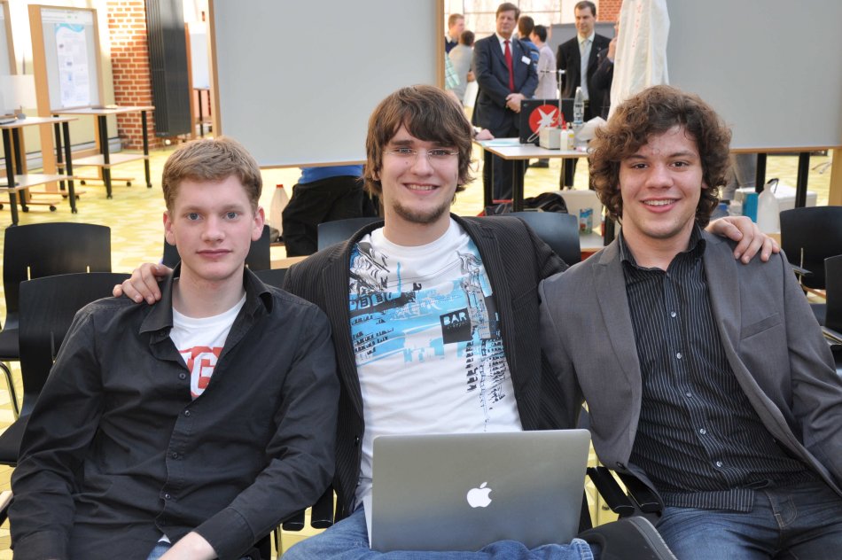 Ehemalige erfolgreiche Miniforscher wie Stefan Hück, Michael Schmitz und Luca Banszerus unterstützen Walter Stein bei der Betreuung der Jungforscher