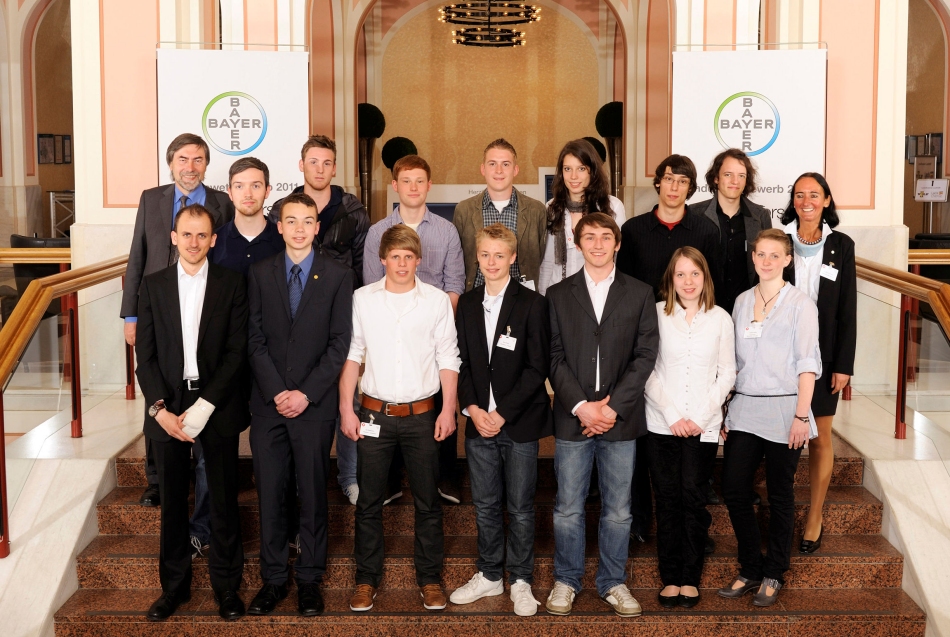 Die Landessieger Jugend forscht 2011. Vorne links Cai-Oliver Thier und Tobias Kaufmann (Quelle: Bayer AG).