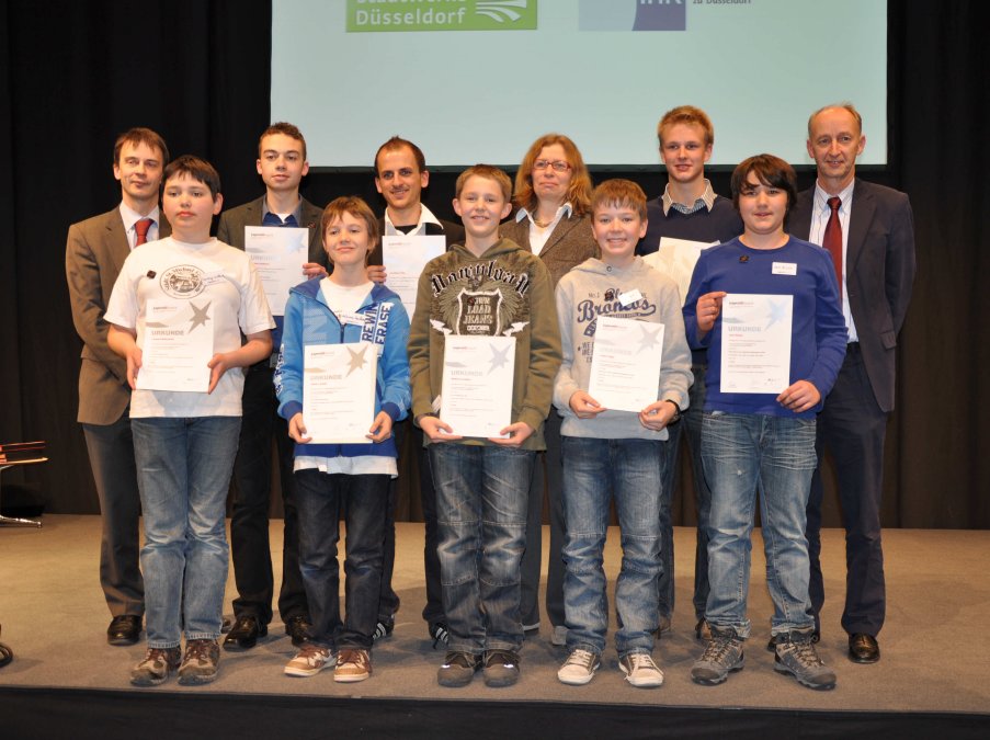 Regierungspräsidentin Anne Lütkes und die Leiter der IHK und der Turbinenhalle zusammen mit den siegreichen Teams. Nur ein Schüler ist nicht vom St. Michael-Gymnasium!