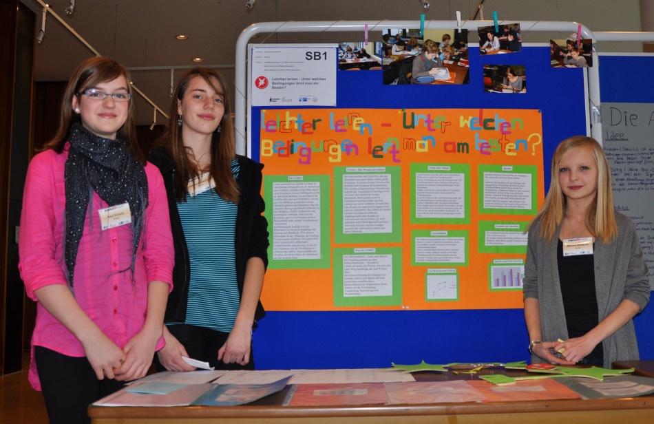 Romi Schmitz, Charlotte Assenmacher und Mariana Wiedenau an ihrem Stand auf dem Regionalwettbewerb