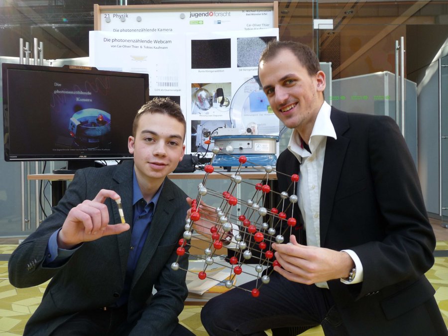 Tobias Kaufmann und Cai-Oliver Thier vor ihrem Stand auf dem Regionalwettbewerb