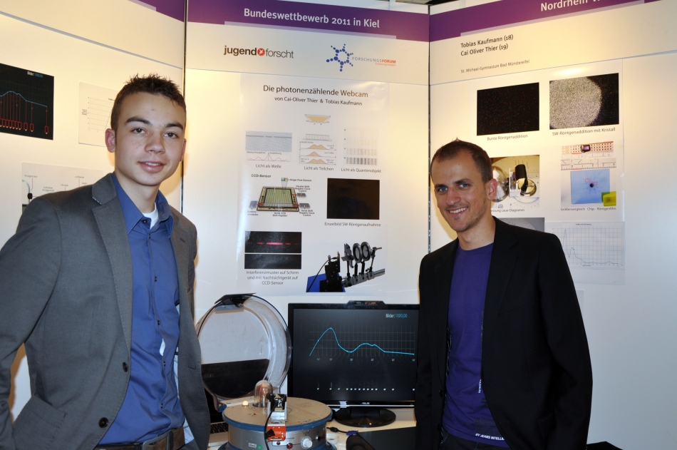 Tobias Kaufmann und Cai-Oliver Thier vor ihrem Stand auf dem Bundeswettbewerb