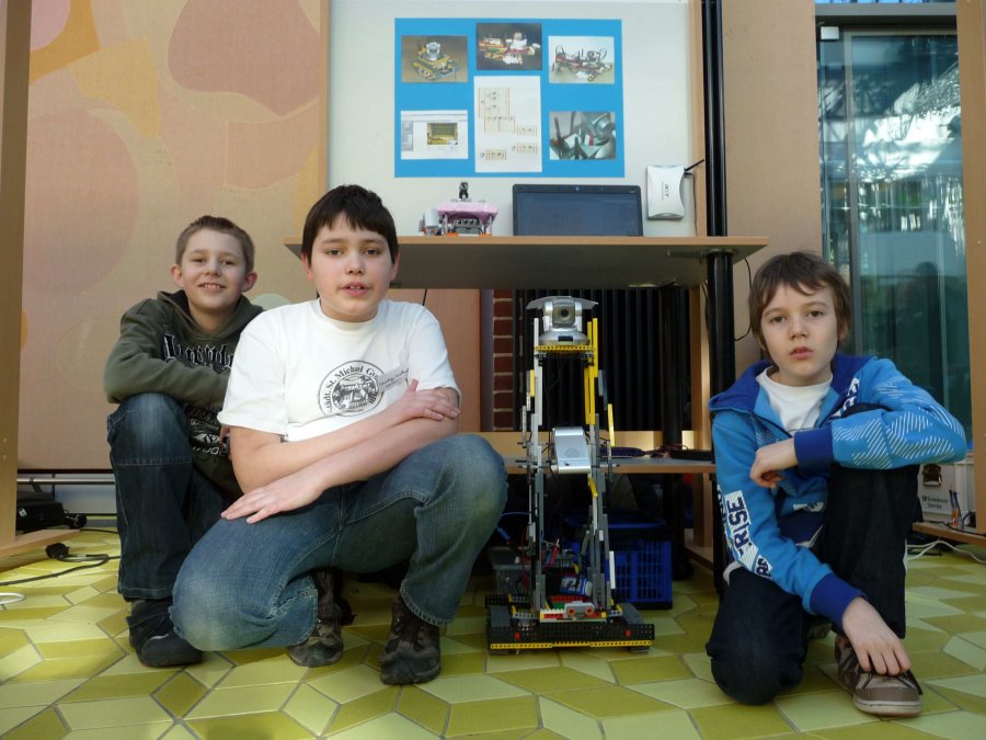 Matthias Schäfers, Laurenz Walkowsky und Adrian Lenkeit mit ihrem Roboter auf dem Regionalwettbewerb
