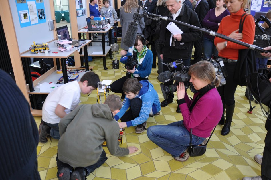 Die drei Roboterbauer konnten sich über mangelndes Interesse an ihrem Projekt nicht beschweren