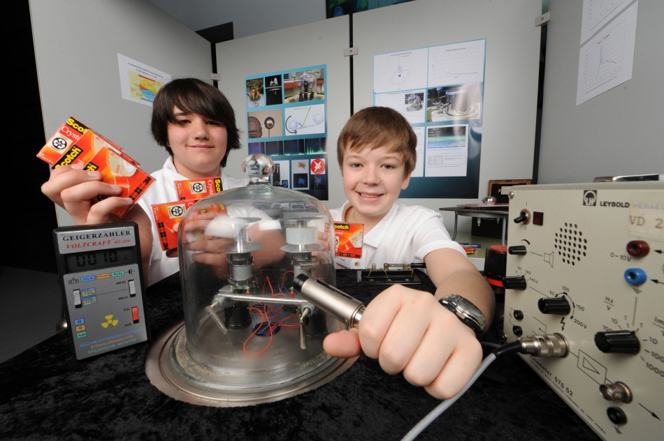 Leon und Lukas an ihrem Stand (Quelle: Bayer AG)