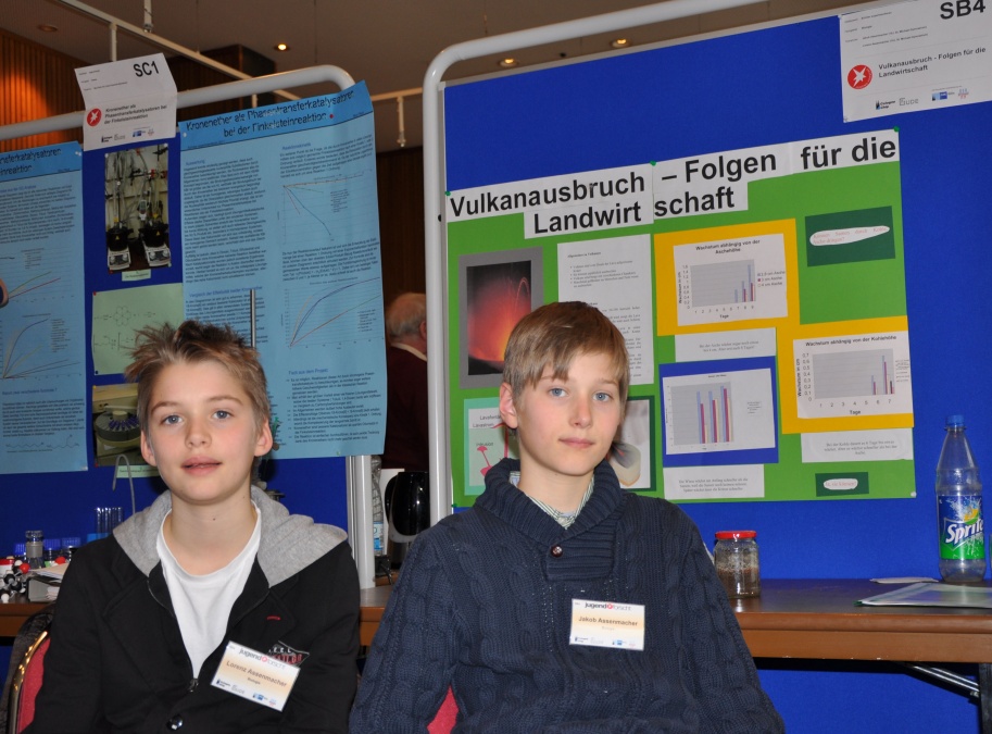 Lorenz Assenmacher und Jakob Assenmacher stellen ihre Analyse zu den Folgen von Vulkanausbrüchen auf dem Regionalwettbewerb vor