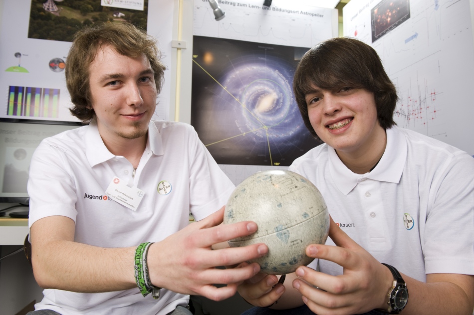 Daniel Reschetow and Florian Büttner present their project at the state contest (source: Bayer AG)