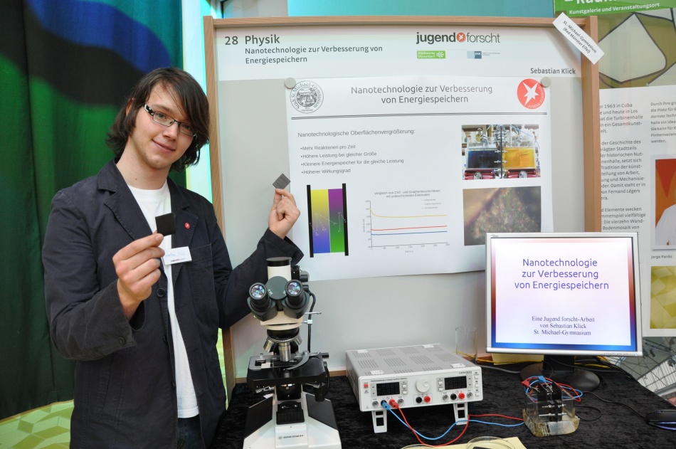 Sebastian Klick zeigt seine nanostrukturierten Elektroden