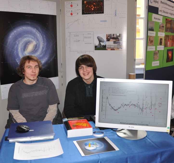 Daniel Reschetow und Florian Büttner stellen ihr Projekt auf dem Regionalwettbewerb in Bonn vor
