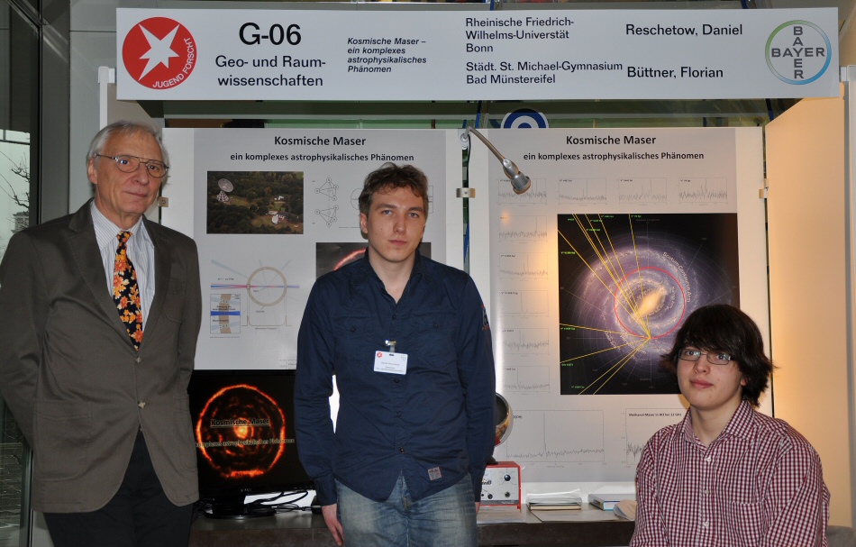 Supervisor Horst-Günter Thum visits the exhibit of the maser researchers at the state contest