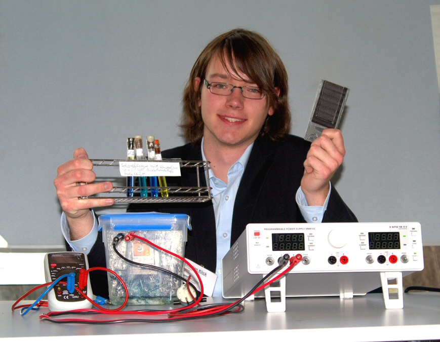 Sebastian Klick auf dem Regionalwettbewerb in Jülich mit seiner neuartigen Redox-Flow-Batterie