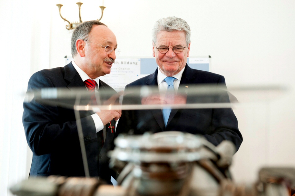 Walter Stein tells President Joachim Gauck about some of the student research projects that he supervised (source: Government of Germany / Sebastian Bolesch)