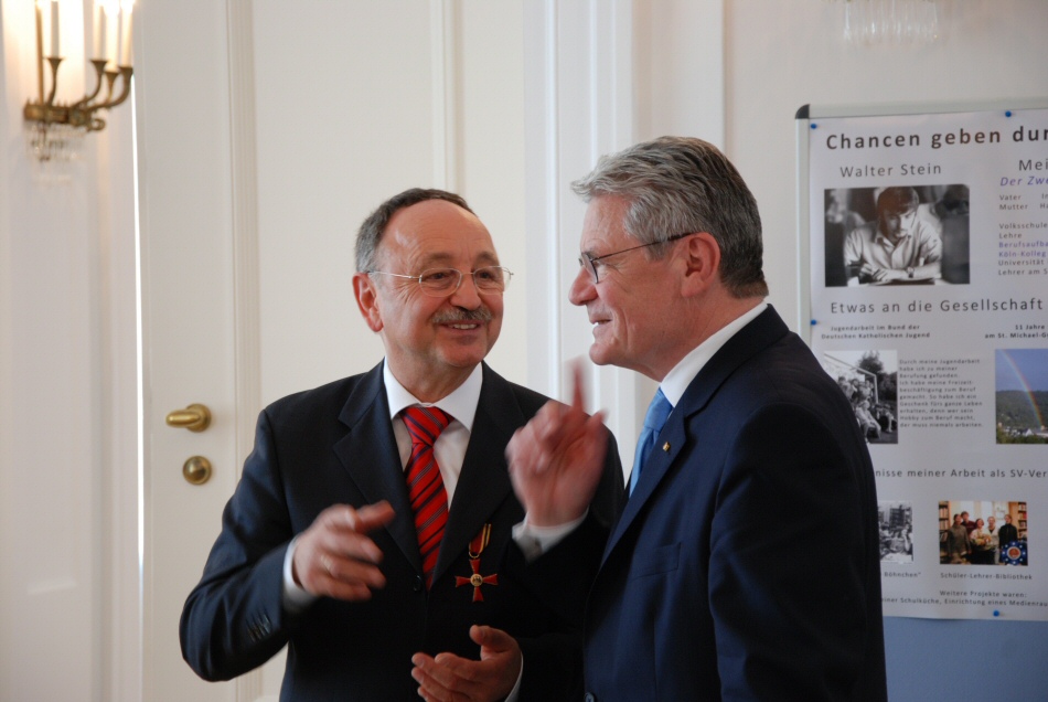 German President Joachim Gauck and Walter Stein discuss the contest Jugend forscht