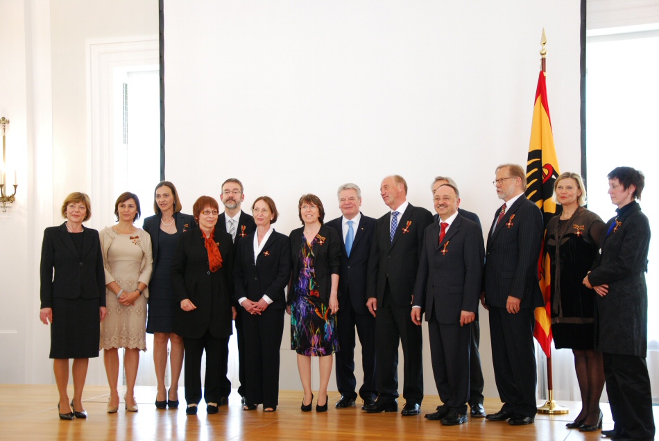 Die 12 Ordensträger zusammen mit dem Bundespräsidenten Joachim Gauck und seiner Lebensgefährtin Daniela Schadt