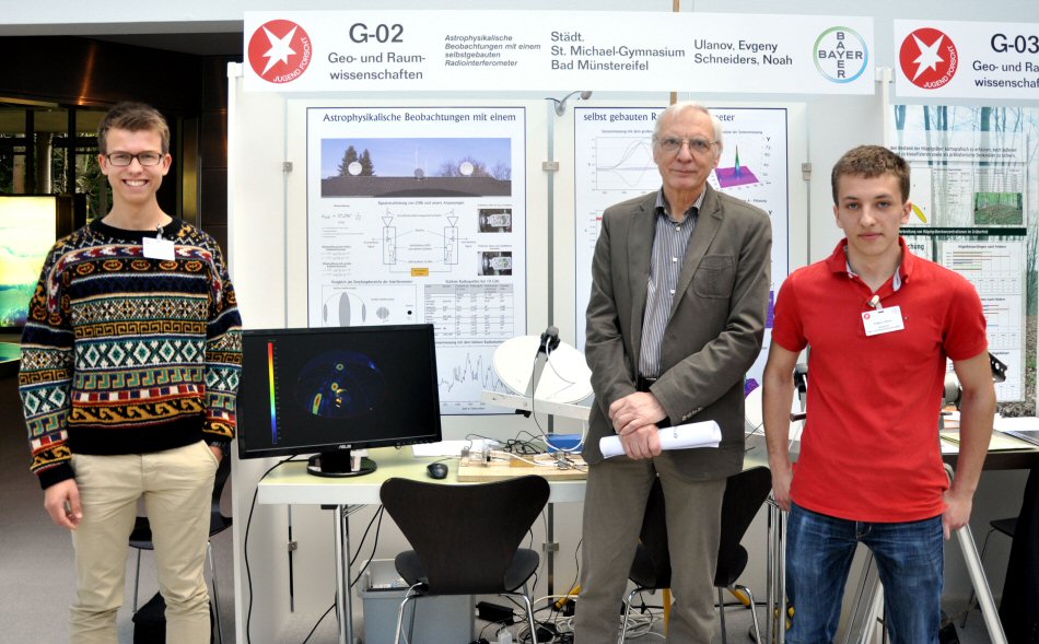 The radio astronomers with their supervisor Horst-Günter Thum in Leverkusen