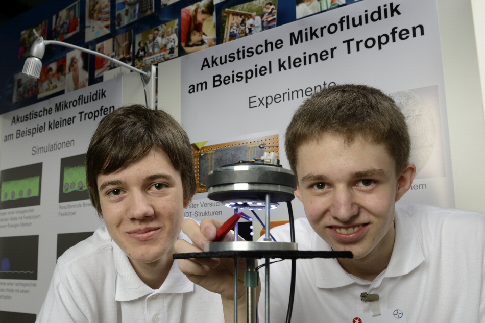 Adrian und Matthias mit ihrem Experiment auf dem Landeswettbewerb (Quelle: Bayer AG)