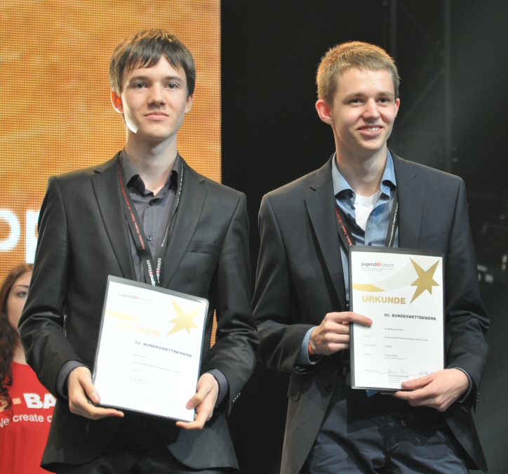 Adrian Lenkeit und Matthias Schäfers erhalten auf dem Bundeswettbewerb den 5. Preis im Fachbereich Technik (Quelle: Tobias Kaufmann)