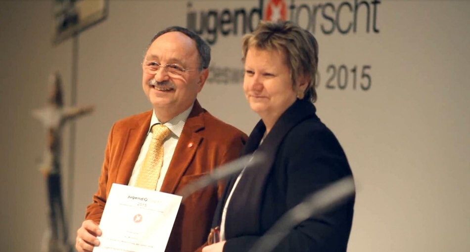 Walter Stein erhält von Schulministerin NRW Sylvia Löhrmann den Jugend forscht-Schulpreis NRW 2015 (Quelle: Bayer AG)