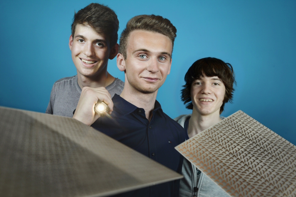 Maximilian Oehmichen, Marvin Lohaus und Adrian Lenkeit mit ihren Metamaterialien (Quelle: Jugend forscht)